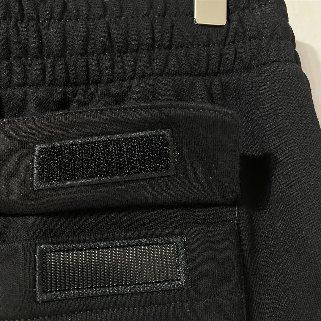 The top tested version for spring and autumn OFF WHITE OW patch bronzing tape arrow sweatpants, the same style pure cotton loose trousers for men and women couples, OW men's and women's loose leg-fitting sports casual pants, with anti-counterfeiting technology on the back, the real over-the-top version, OW yellow glue, obvious signature, unique high street style! The stylized design is printed on a classic frame, and a layer of foundation-colored colloid with a graffiti effect is superimposed on the printing. It is visually very consistent with the theme, as if a layer of tape has been pasted, and the design is brilliant! Heavy, tougher and retro, the main elements are heavily engineered, the micro-profile version is suitable for both men and women, surrounded by more street-style inkjet elements, and the inkjet style of street graffiti is everywhere. The printing is done on a Japanese-owned Mimaki printing machine, with no edges or burrs. Inkjet heat transfer is hot-pressed and cold-teared, and the high temperature is 180 degrees. The front piece needs to be pressed twice (the second time requires 180kg of air pressure). The transparent fabric pattern is anti-scratch and ironing, and the printing does not fog up. The semi-transparent tape in the front circle can reveal the covered part of the printing below. The color of the golden printing on the tape is not a flat color, and the colors of the tape printing are different in depth. The wash label is also customized according to the original font from the company. The accessories still use the full line of correct accessories. The rectangular woven collar label design has canceled the previous three-dimensional silicone feel font and changed it to a fully woven collar label. You can see fluorescent fonts on the collar label. The five-link silicone hang tag, the three-link washable label and the zebra crossing packaging line are still the same. Size chart Hips 56, recommended 120-150 catties M pants length 104 waist 80 hips 58 recommended 150-170 catties L pants length 106 waist 82 hips 60 recommended 170-190 catties (the waist is elastic and can be enlarged) Color: Black White P: 360